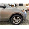 Image 25 : PARKSVILLE - 2011 HYUNDAI SANTA FE GREY 137928 KMS - P038101