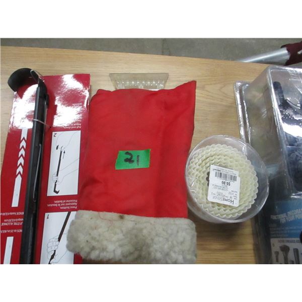 BOX C/W ICE SCRAPER MIT, WREATH HANGER, FOUNTAIN NOZZLE KIT, ETC