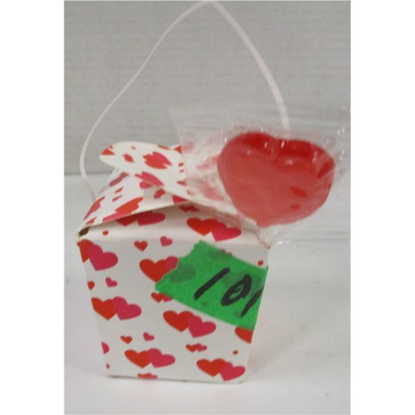 SMALL HEART DESIGN BOX C/W CANDY MIX