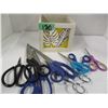 Image 2 : WOOD BOX C/W SCISSORS
