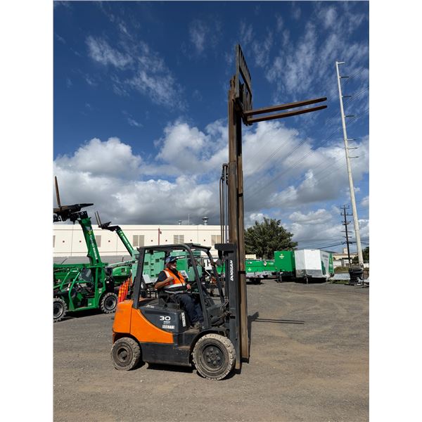 (866773) Doosan Model D30S-5 Forklift (Runs & Lifts - See Video)