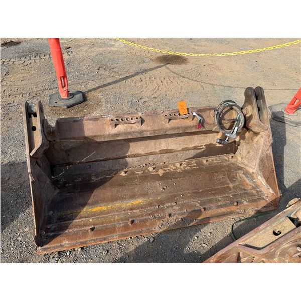 (10218371) 2016 Bobcat Combo BKT 68 Skidsteer Bucket (Needs Repair)