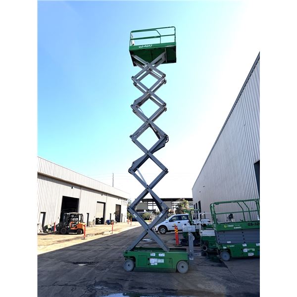 (931754) Genie GS4047DC Narrow Electric Scissor Lift (Runs & Lifts - See Video)