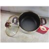 Image 7 : 4 Pyrex Mixing Bowls, Covered Casserole Dishes, and Old Country Roses Formal Cookware With Lid