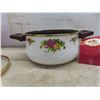 Image 9 : 4 Pyrex Mixing Bowls, Covered Casserole Dishes, and Old Country Roses Formal Cookware With Lid