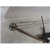 Image 4 : Compound Bow With 4 Arrows, Thumb-Activated Release, Bullet Points, and Small Game Head