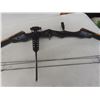 Image 7 : Compound Bow With 4 Arrows, Thumb-Activated Release, Bullet Points, and Small Game Head