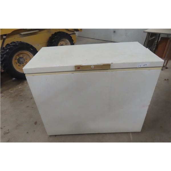 Camco Chest Deep Freezer, 34" x 42" x 21.5"