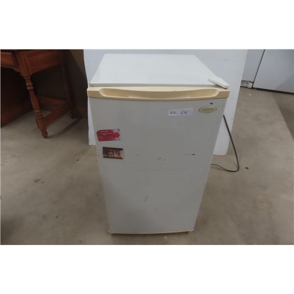 DaeWoo Bar Fridge, 19" x 21" x 33"