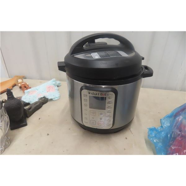 Instant Pot Slow Cooker, Appears New, 6qt