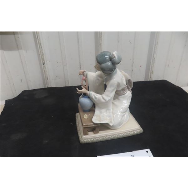 Lladro Geisha Fine Bone Porcelain Figurine, 8" Tall