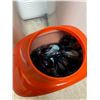 Image 5 : Laundry Hampers & Detergent