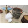 Image 6 : Planter, Bird Feeder, Yard Items