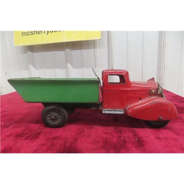 Wyandotte Roaster Combo Toy Dump Truck, Pressed Steel, 1930s, 10"