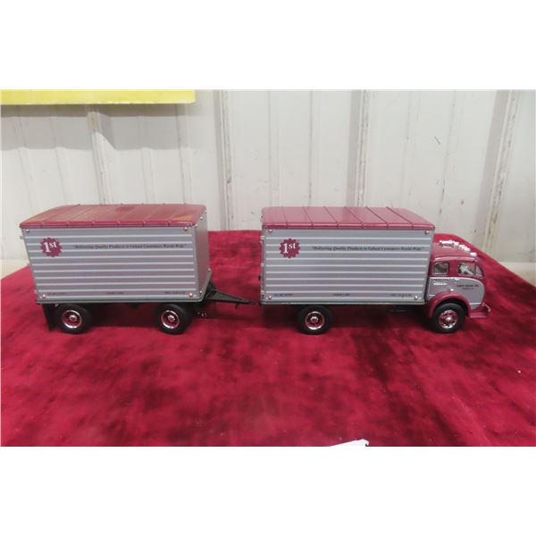 First Gear Die Cast #7 1/34 Scale 1953 White 3000 Truck & Trailer