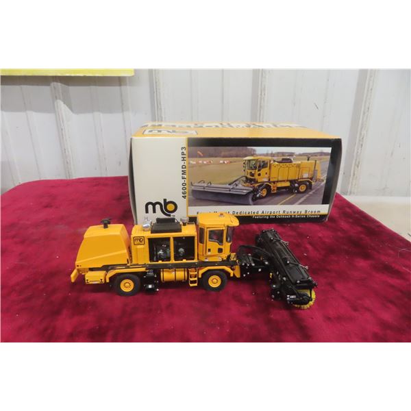 Oshkosh Airport Runway Broom 4600-FMD-1973, 1/50 Scale, In Box