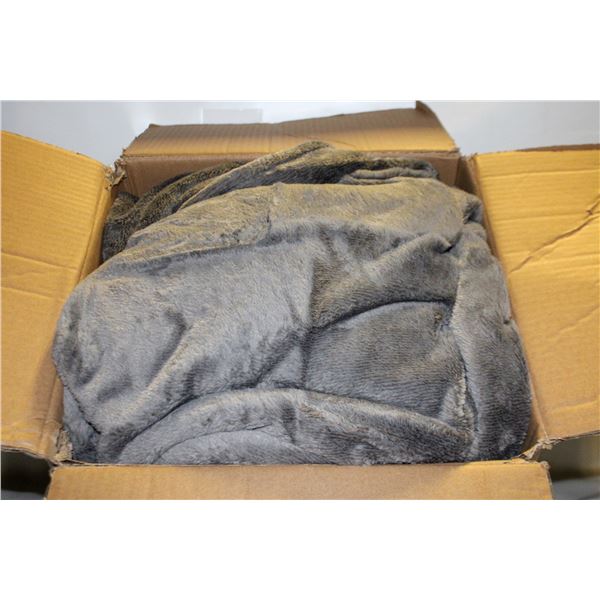 LUXE FAUX FUR BLANKET