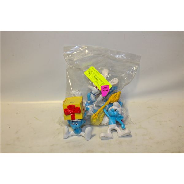 LOT OF VINTAGE PEYO 2011 SMURFS