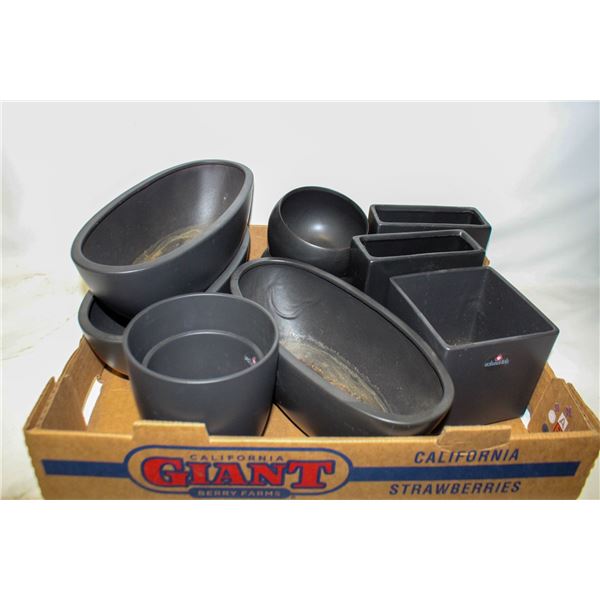 LOT OF FLOWER POTS
