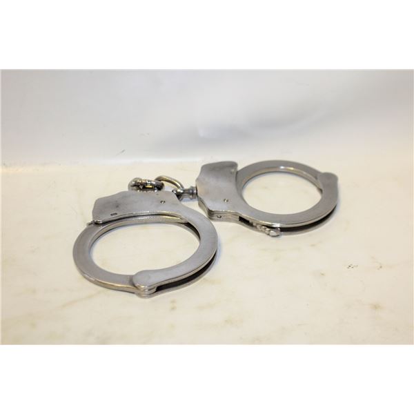 AUTHENTIC ISSUED HANDCUFFS WITH POUCH-ESTATE