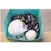 Image 1 : ESTATE YARN & THREAD & KNEEDLES IN BASKET-ESTATE