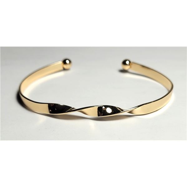 22)  SHINEY GOLD TONE OPEN BANGLE WITH A