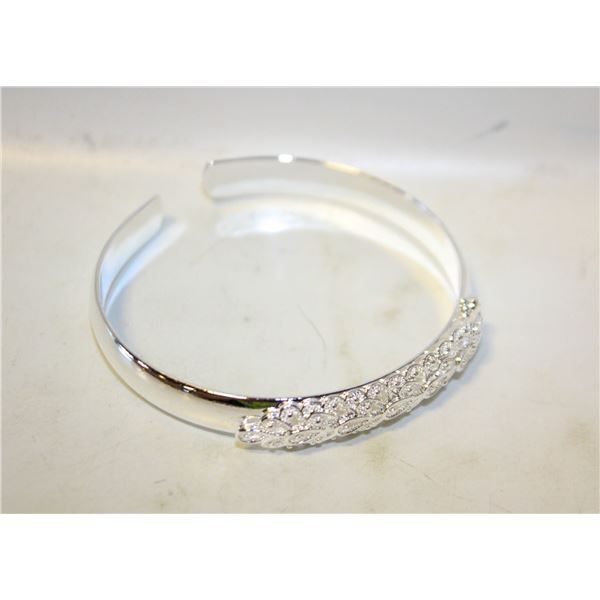 20)  OPEN BANGLE BRACELET WITH A PEACOCK