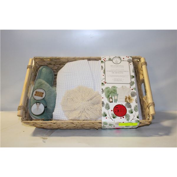 ESTATE YARN & THREAD & KNEEDLES IN BASKET-ESTATE