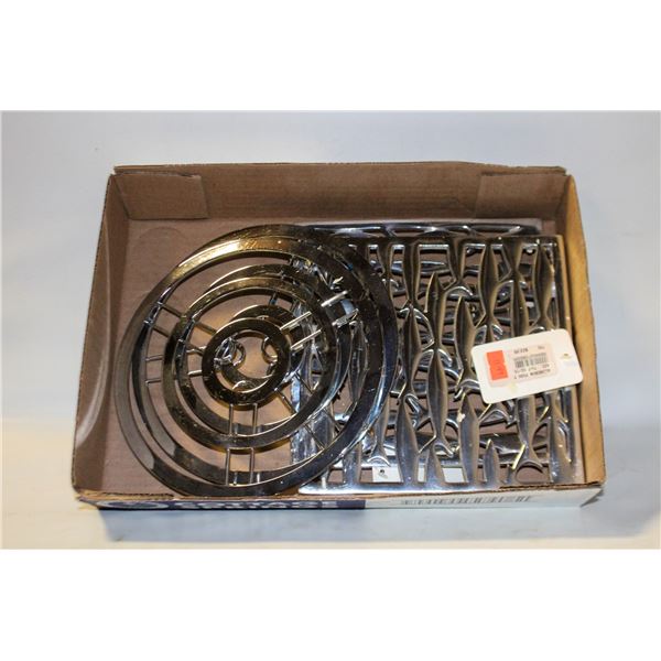 2 ALUMINUM FISH TRIVETS & 2 ROUND METAL TRIVETS