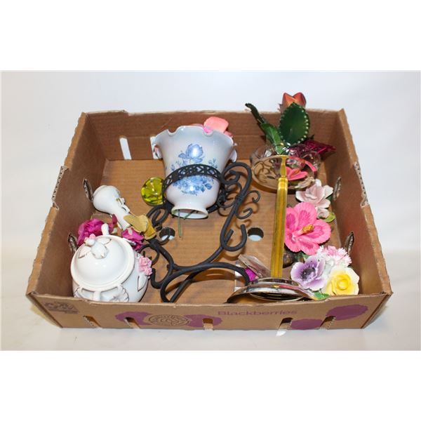 COLLECTION OF CERAMIC FLORAL DÉCOR AND OTHER