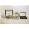 Image 1 : FLAT W/BATHROOM SIGN+ASSORTED HOUSEHOLD ITEMS