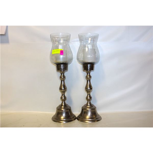 2 LARGE GLASS DECORATIONS WITH ELECTRIC CANDLES