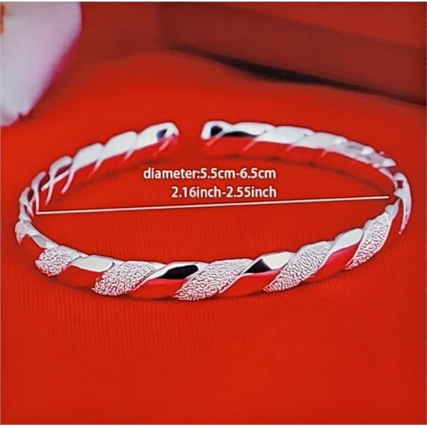 9) FREE SIZE SILVER TONE BANGLE BRACELET.