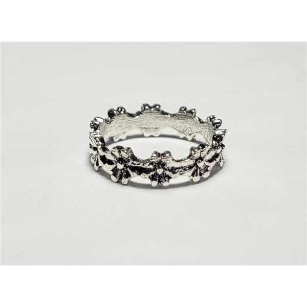 16) SILVER TONE FLOWER RING, SIZE 6.