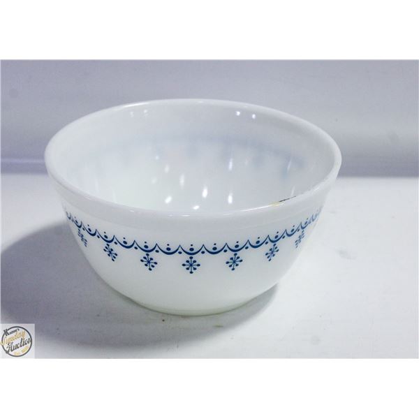 VINTAGE PYREX SNOWFLAKE GARLAND MIXING BOWL
