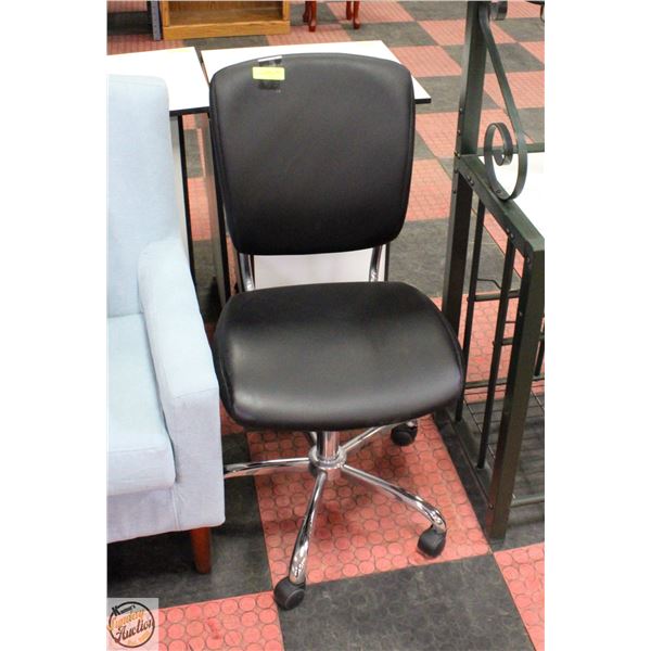 BLACK COMPUTER CHAIR