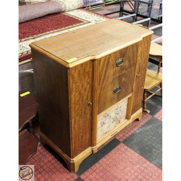 1940S RCA CABINET RADIO REFINISHED
