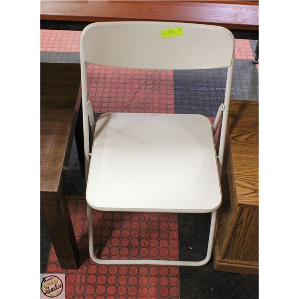 WHITE FOLDING CHAIR