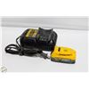 Image 1 : 20V DEWALT POWER STACK BATTERY WITH CHARGER
