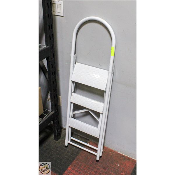 WHITE METAL 3 TIER STEP LADDER