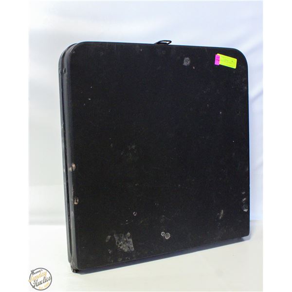 BLACK FOLDING RESIN TABLE