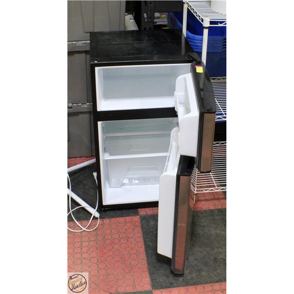 WHIRLPOOL MINI FRIDGE WITH SEPARATE FREEZER