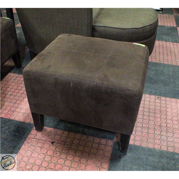 PLEATHER OTTOMAN 21" X 18" X 18"