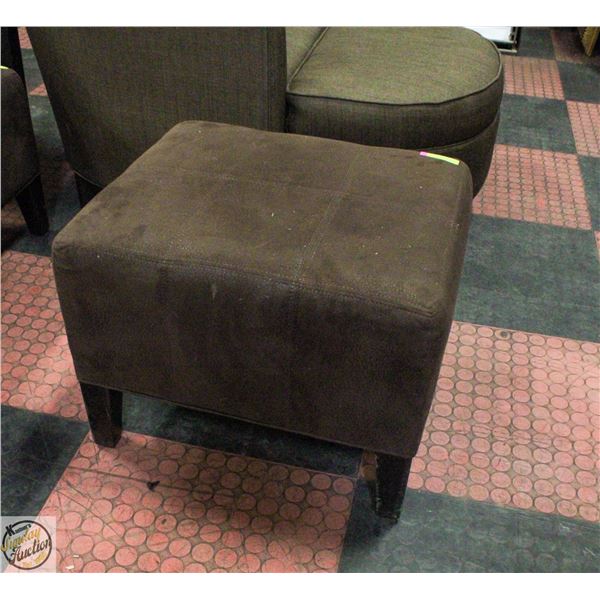 PLEATHER OTTOMAN 21" X 18" X 18"