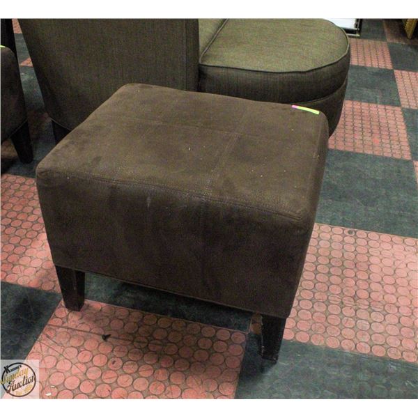 PLEATHER OTTOMAN 21" X 18" X 18"