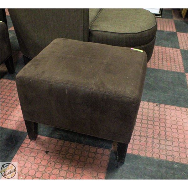 PLEATHER OTTOMAN 21" X 18" X 18"