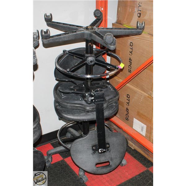 PAIR OF HARD PLASTIC HYDRAULIC LIFT OFFICE CHAIRS