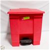 Image 1 : RUBBERMAID STEP TO OPEN BIN