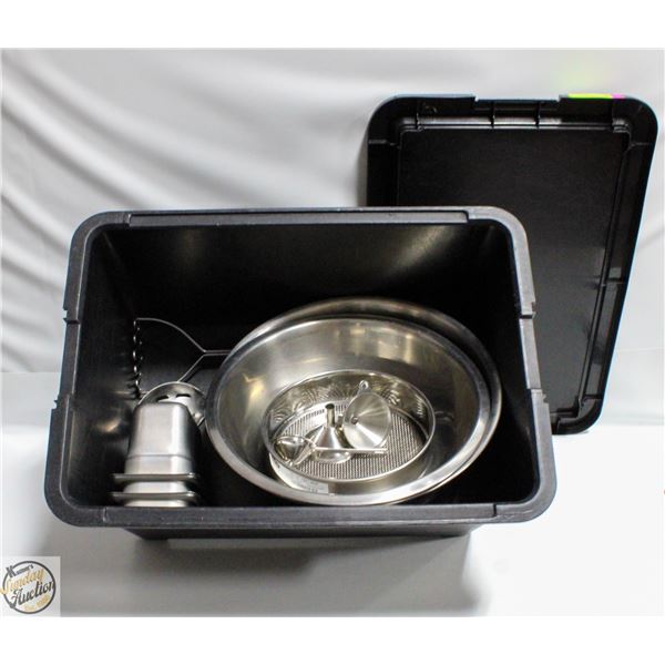 TOTE OF STAINLESS STEEL BOWLS AND INSERTS