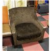 Image 1 : OVERSIZED FABRIC CHAIR USED CONDITION